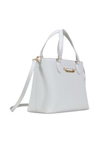 Witte faux leren handtas met dubbele handgrepen, afneembare schouderband, gouden hardware, gestructureerde vorm en een gladde textuur.