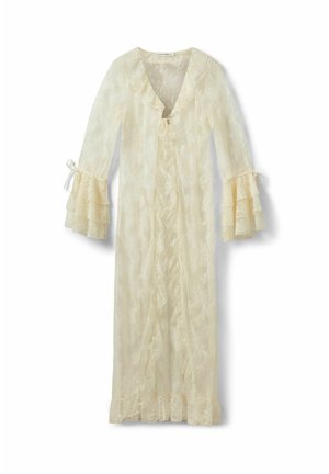 Vestido largo de encaje color crema con escote en V, lazo en la parte delantera, mangas acampanadas con volantes escalonados y bajo con volantes.