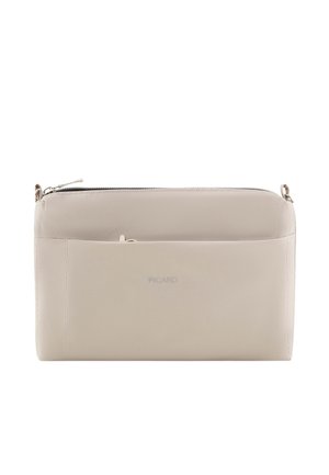 Beige leren rechthoekige clutch met voorvak en zilveren rits bovenop, met subtiele merknaam gedrukt aan de voorkant.