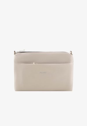 Pochette rectangulaire en cuir beige avec poche avant et fermeture éclair argentée sur le dessus, présentant subtilement le nom de la marque embossé sur le devant.