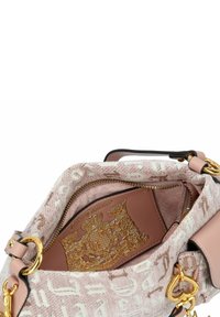 Borsa in tessuto rosa con motivo logo bianco, accessori in metallo dorato, chiusura con zip e scomparto interno con logo impresso in oro.