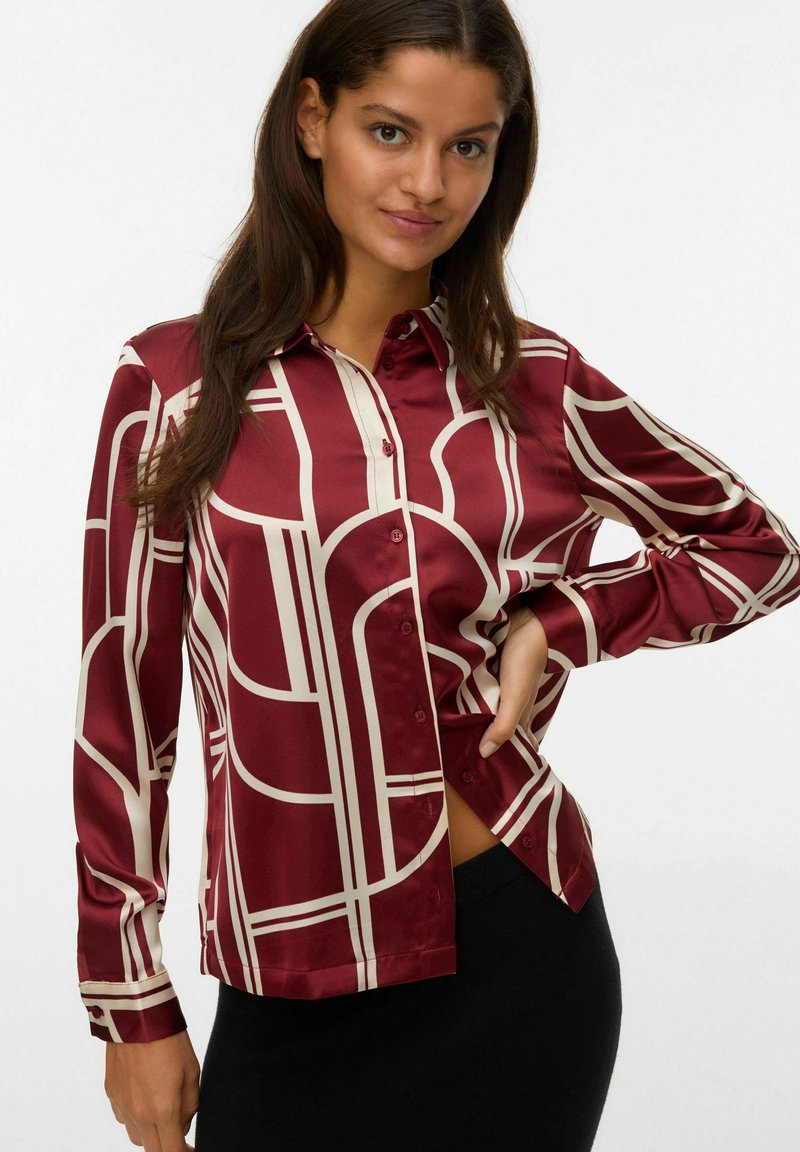 Zijde shirt in bordeaux met crèmekleurige geometrische patronen, met een knoopsluiting aan de voorkant en lange mouwen. Glad textuur en klassiek kraagontwerp.