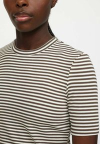 Gestreepte t-shirt in bruin en gebroken wit, geribbeld materiaal, korte mouwen, getailleerd ontwerp met een ronde hals.