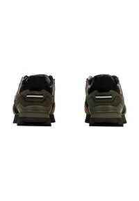 Scarpe da ginnastica verdi e nere con suola in gomma testurizzata, dotate di un anello posteriore e inserti riflettenti sul tallone e sui lati.