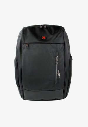 Zwarte stoffen rugzak met een gestructureerd oppervlak, voorzien van een groot vak en meerdere met rits gesloten zakken. Inclusief een logo in het rood.