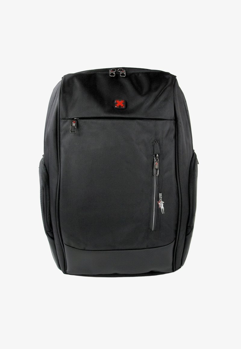 Sac à dos noir en tissu avec une surface texturée, doté d'un grand compartiment et de plusieurs poches zippées. Comprend un logo rouge.