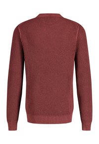 Stickad tröja i djup röd färg, med en texturerad mönstring, rund hals och ribbade fållar vid ärmarna och nederkanten.