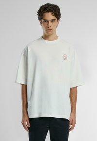 PROHIBITED Camiseta estampada - white