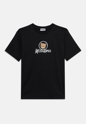 Sort t-shirt med korte ærmer med et bamseansigt og teksten "MOSCHINO" trykt i hvidt på brystet.