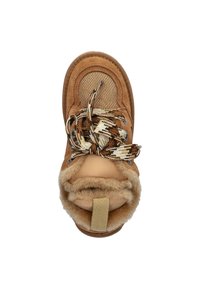 Brauner Wildlederstiefel mit beigefarbenem Futter aus Fleece, karierten Schnürsenkeln, abgerundetem Zehenbereich und kontrastierendem, strukturiertem Obermaterial. Zuglasche an der Rückseite.