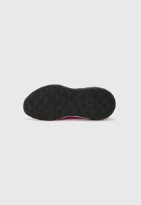 Semelle en caoutchouc noir avec une surface de traction texturée. Caractérisée par un accent rose le long du bord et une transition en douceur vers le matériau supérieur.