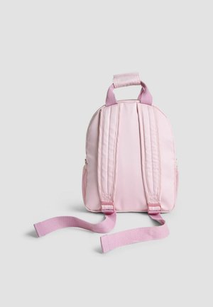 Roze stoffen rugzak met een ronde vorm, voorzien van verstelbare schouderbanden en een handvat bovenaan. Inclusief zijzakken en een gladde textuur.