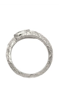 Silberring mit einem strukturierten Design, das eine abgerundete Form und leichte Unregelmäßigkeiten aufweist, was einen natürlichen, organischen Look hervorhebt.