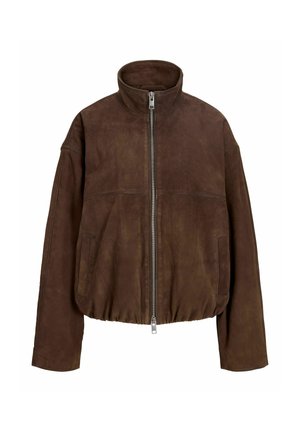 Veste en daim marron avec col montant, fermeture éclair devant, manches longues, poches latérales et ourlet élastiqué sur fond blanc.