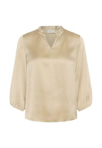 Beige satinbluse med trekvartærmer, flæset halsudskæring og V-formet åbning. Glat tekstur med et enkelt, elegant design.