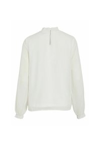 Hvid langærmet bluse med høj smocket halsudskæring og knaplukning bagpå, der har tætsiddende manchetter og et blødt, struktureret stof.