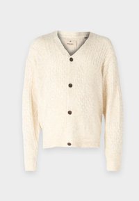 Krämfärgad kabelstickad cardigan med V-hals, bruna knappar fram och ribbad mudd och nederkant. Mjuk textur och avslappnad passform.