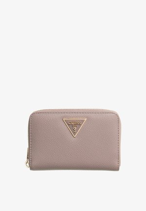 Portefeuille zippé tout autour en cuir texturé taupe avec plaque logo triangulaire Guess USA dorée sur le devant.