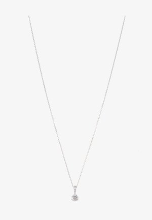 Hõbedane kettkaelakee, millel on ümmargune ripats, millel on selge kalliskivi ja mille ripatsi konksu ääres on väiksemad kalliskivid.