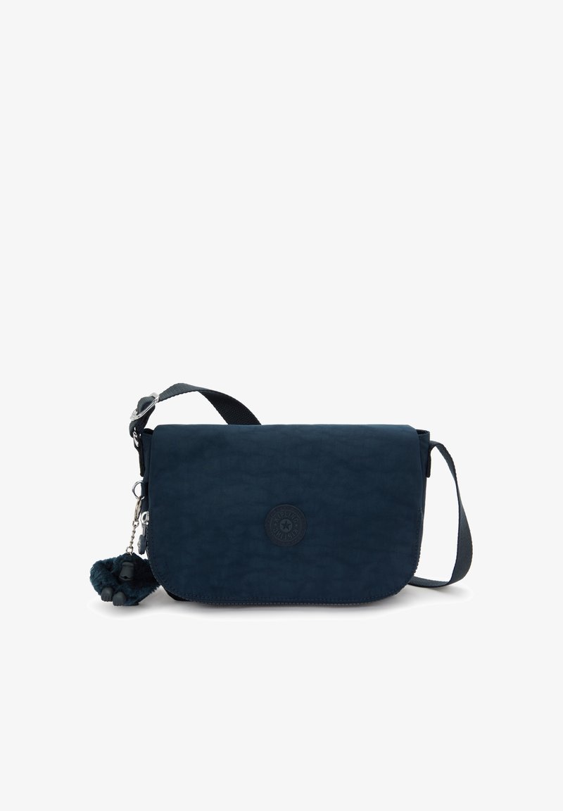 Borsa a tracolla blu navy realizzata in tessuto testurizzato, dotata di chiusura a pattina, emblema del logo e un ciondolo morbido come accessorio. Inclusa una tracolla regolabile.