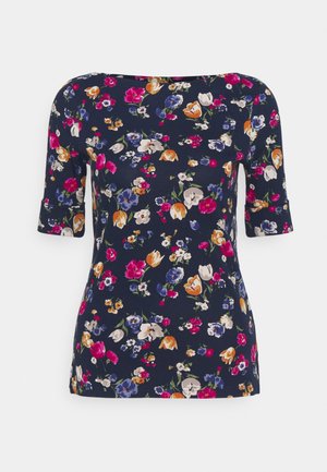 Granatowy top z krótkim rękawem z wielobarwnym kwiatowym nadrukiem, przedstawiającym kwiaty w kolorach różowym, pomarańczowym, białym i fioletowym.