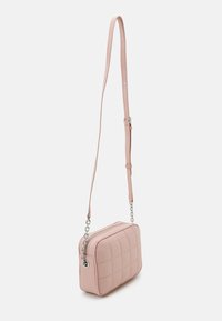 Růžová obdélníková crossbody taška s prošívanou texturou, zipovým uzávěrem, nastavitelným popruhem a stříbrnými řetízkami.