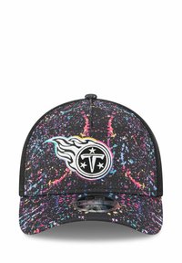 Schwarze Kappe mit einem Spritzmuster in Pink, Blau und Gelb. Enthält ein zentrales, weiß gesticktes Logo mit Flammendesign.