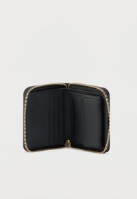 Cartera de cuero negro con cremallera dorada, abierta para mostrar ranuras para tarjetas a la izquierda y bolsillo para monedas a la derecha sobre un fondo liso.