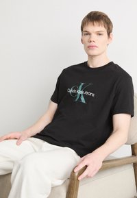 Calvin Klein Jeans - TEXTURED MONOLOGO TEE - Marškinėliai su spaudiniu - black Miniatiūros vaizdas 1