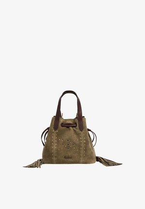 Bruine suède handtas met twee donkere leren handvatten, geperforeerd decoratief patroon, kwastjes aan de zijkanten en kleine metalen studs aan de voorkant.