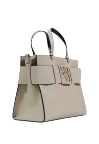 Beige leren totebag met een gestructureerde vorm, zwarte accenten en een voorsluiting met een geperst logo. Inclusief dubbele schouderbanden.