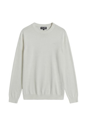 Suéter blanco liso de manga larga con cuello redondo, puños y dobladillo acanalados, con un pequeño logo "AM" en relieve en el pecho.