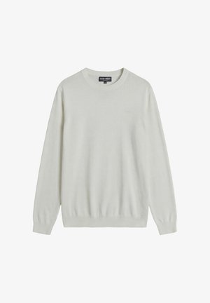 Suéter blanco liso de manga larga con cuello redondo, puños y dobladillo acanalados, con un pequeño logo "AM" en relieve en el pecho.