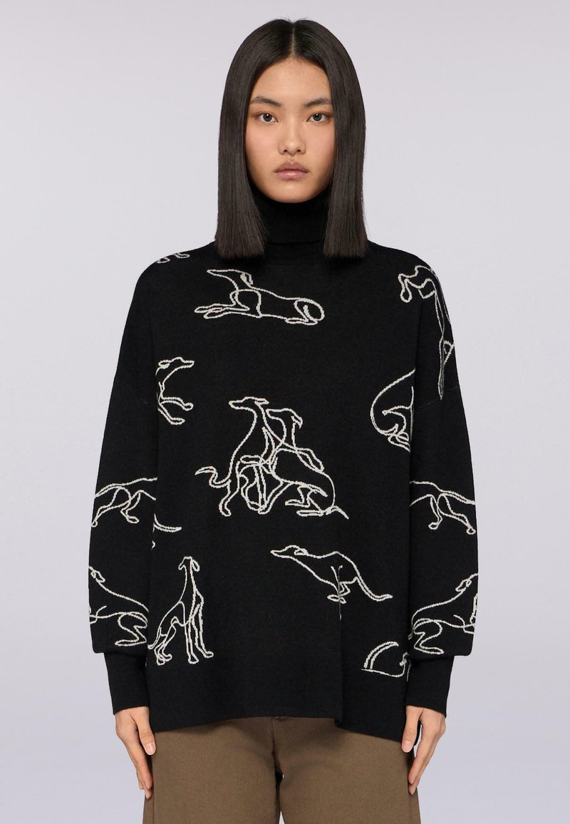 Schwarzer Strickpullover mit hohem Kragen, der weiße Umrissmuster von Hunden aufweist. Lockere Passform mit langen Ärmeln.