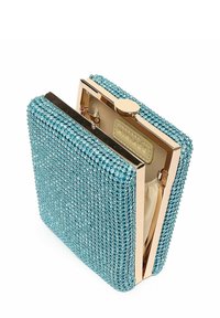 Borsa a pochette turchese decorata con gemme rotonde, cornice in metallo dorato e chiusura a scatto; interno foderato in tessuto beige.