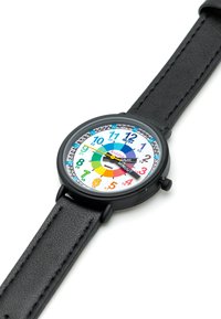 Montre analogique noire avec un cadran blanc présentant des marqueurs d'heure colorés, des aiguilles noires épaisses et un bracelet en cuir noir texturé.