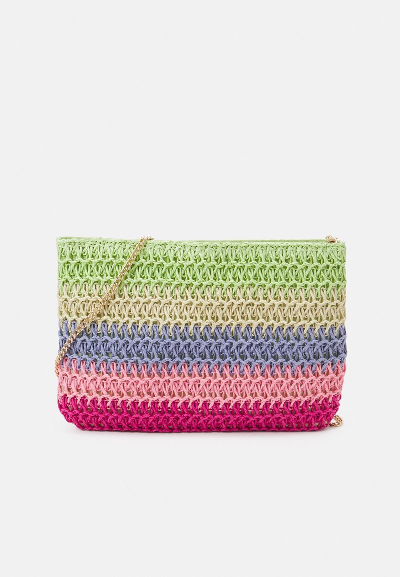 Pochette tissée présentant un dégradé de couleurs pastel : vert, jaune, bleu, rose et violet. Comprend une chaîne dorée et une finition texturée.