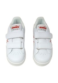 Sneakers bianchi con una parte superiore in sintetico liscio, due strap in Velcro e strisce rosse di accento. Punta rotonda e dettagli perforati sui lati.