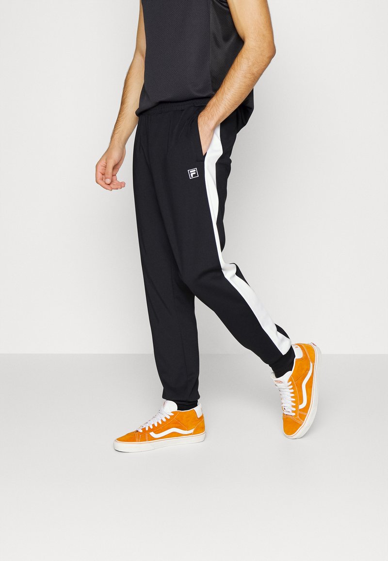 Fila REMOND TRACK PANTS - Calças de fato de treino - black/bright white