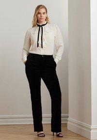 Lauren Ralph Lauren Woman RUFFLE TRIM GEORGETTE BLOUSE - Gombos blúz - mascarpone cream/black