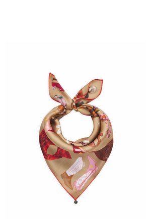 Beige vierkante zijden sjaal met rode afwerking, met kleurrijke illustraties van laarzen en schoenen, losjes in een knoop bovenaan gebonden.