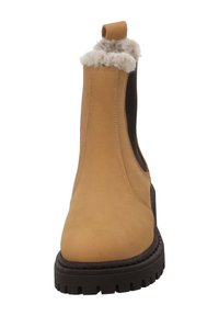 Stivaletti alla caviglia in camoscio color castagna con bordo in pelliccia sintetica, pannelli elastici sui lati e suola robusta in gomma con scanalature testurizzate.