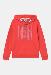 Felpa rossa con cappuccio, dotata di tasca frontale a marsupio e un design a strisce trasparenti che presenta un logo ad albero sul petto.