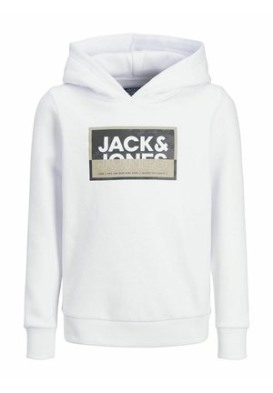 Person trägt weißen Jack & Jones Hoodie, schwarze Hosen mit weitem Bein und schwarz-weiße Turnschuhe, steht vor einfarbig hellem Hintergrund.