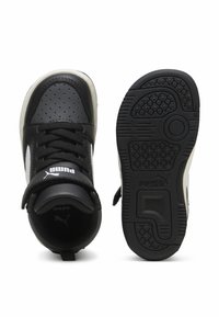 Zapatillas altas negras con piel perforada, suela de goma negra texturizada, detalles en blanco y un diseño de cierre con cordones seguro.
