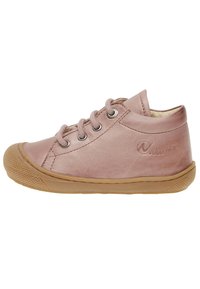 Scarpa alta in pelle rosa con lacci, suola in gomma, punta rotonda e grip testurizzato sulla suola esterna. Presenta un logo impresso.