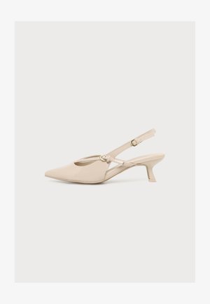 Décolleté beige slingback con punta a punta, tacco basso kitten e cinturino regolabile alla caviglia su sfondo bianco semplice.