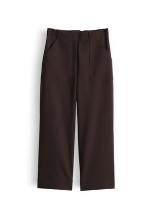 Donkerbruine broek met rechte pijpen, voorzakken en een elastische tailleband, weergegeven op een witte achtergrond.