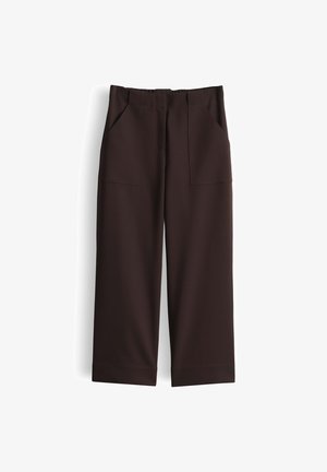 Dunkelbraune Hose mit geradem Bein, vorderen aufgesetzten Taschen und elastischem Bund, auf weißem Hintergrund dargestellt.