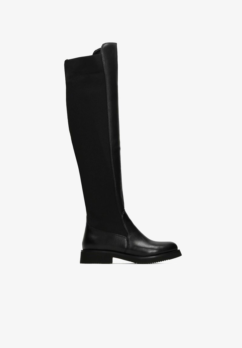 Térdzokni magasságú fekete csizmák sima bőr orral és sarokkal rendelkeznek, puha anyagú száruk van. A talp lapos, texturált tapadási mintával.